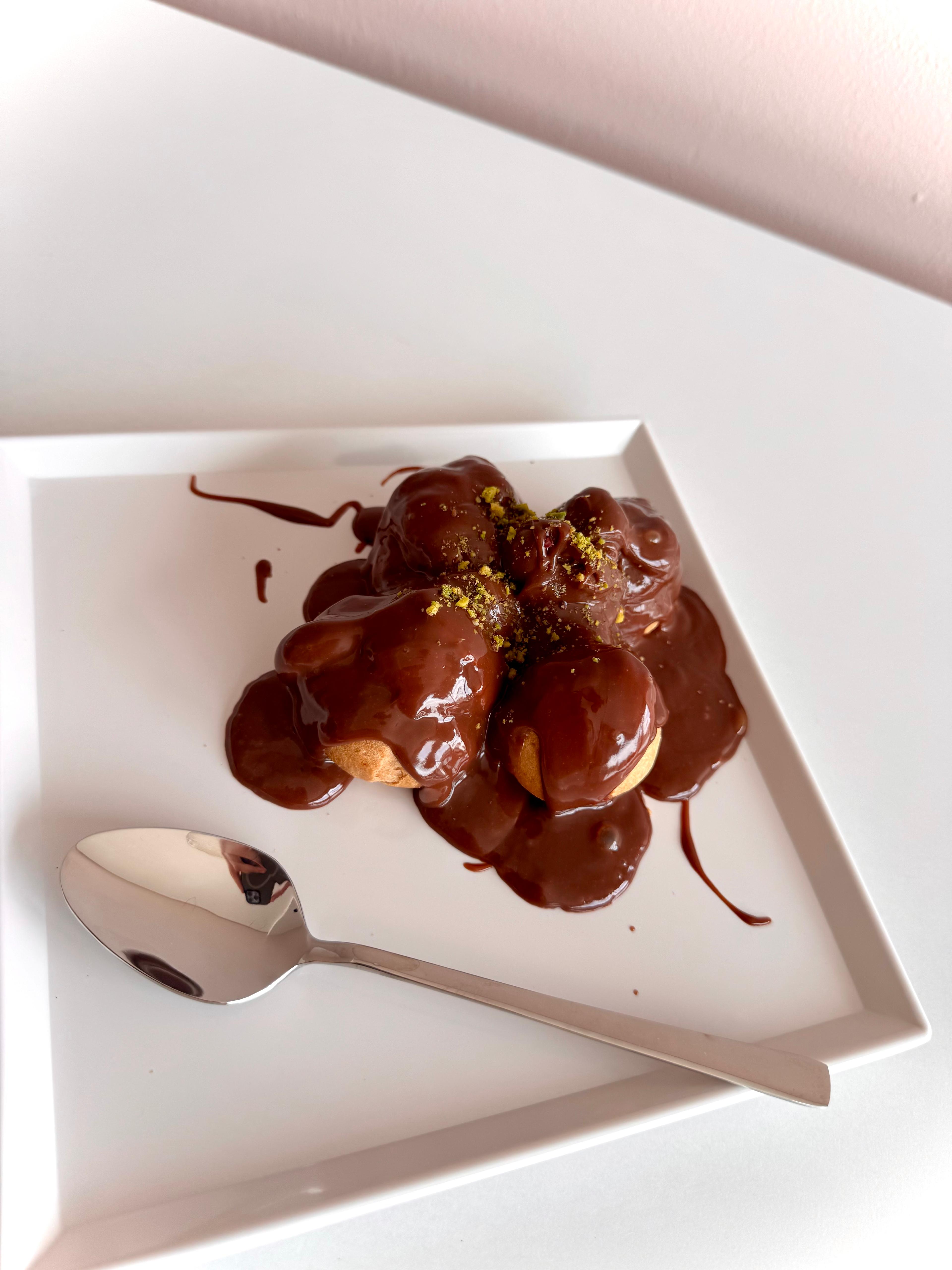 Profiterol sunumu